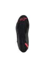 Buty Alpinestars Stella Faster-4, widok podeszwy od dołu, czarne i Diva Pink, z teksturowanym gumowym wzorem przyczepności, logo Alpinestars na pięcie, zintegrowany trzpień dla wsparcia, wytrzymała podeszwa zewnętrzna do jazdy motocyklem