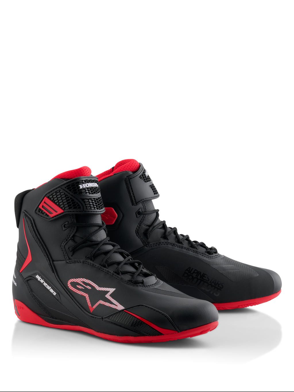 Buty Alpinestars Honda Faster-4, motocyklowe buty do jazdy, czarno-czerwone, smukły fason za kostkę ze sznurowanym zapięciem i paskiem na kostkę, z czerwonymi podeszwami oraz brandingiem Alpinestars i Honda.