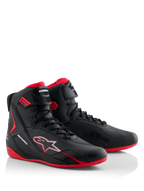 Buty Alpinestars Honda Faster-4, motocyklowe buty do jazdy, czarno-czerwone, smukły fason za kostkę ze sznurowanym zapięciem i paskiem na kostkę, z czerwonymi podeszwami oraz brandingiem Alpinestars i Honda.