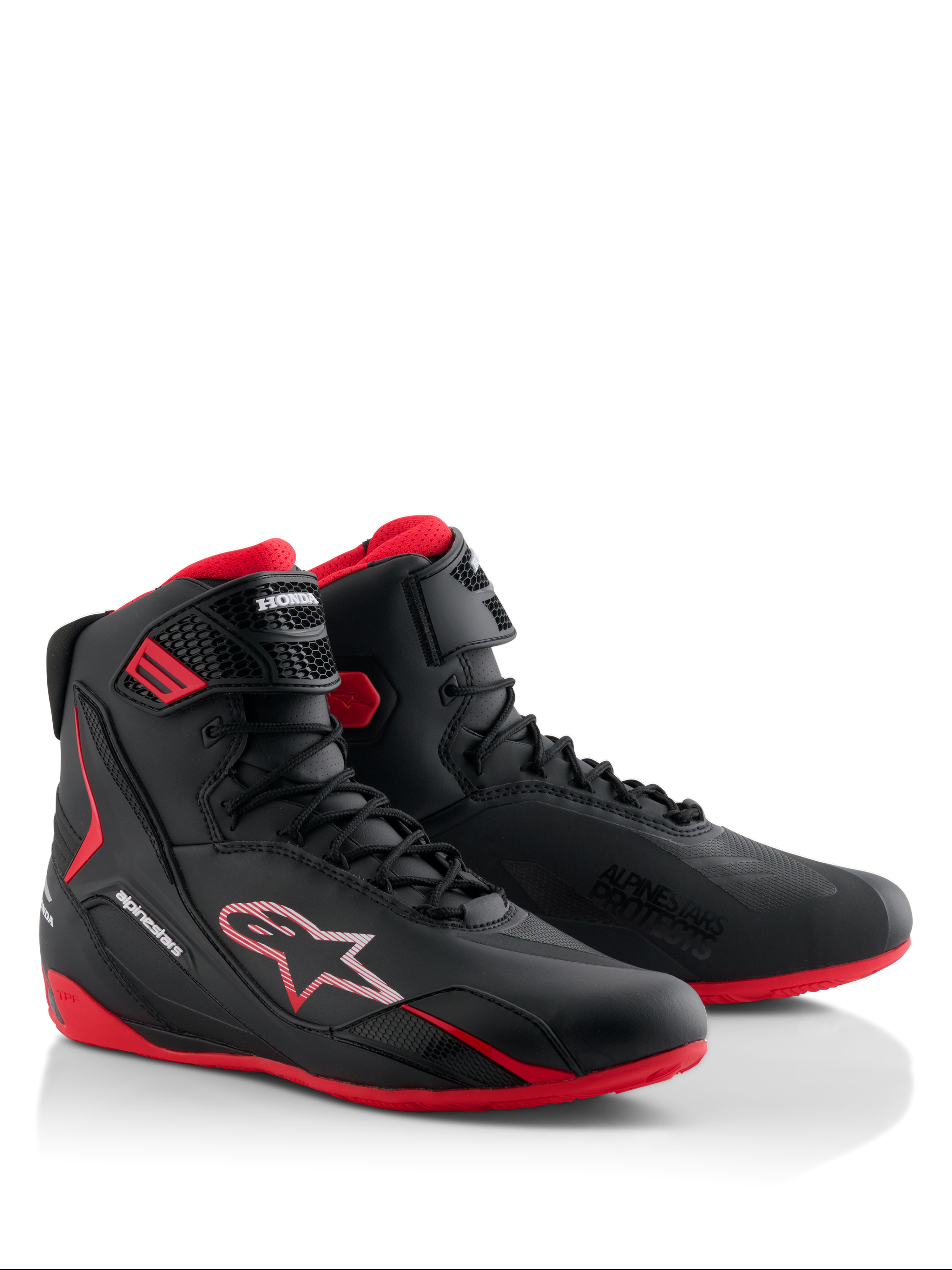 Buty Alpinestars Honda Faster-4, motocyklowe buty do jazdy, czarno-czerwone, smukły fason za kostkę ze sznurowanym zapięciem i paskiem na kostkę, z czerwonymi podeszwami oraz brandingiem Alpinestars i Honda.