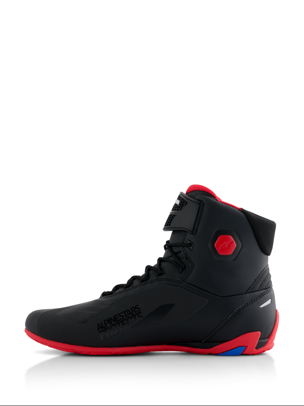 Buty Alpinestars Honda Faster-4, buty motocyklowe, czarno-czerwone, widok z profilu, z jaskrawoczerwoną podeszwą i sześciokątnym ochraniaczem kostki, wysokie sneakersy ze sznurowadłami i paskiem na rzep, branding „Alpinestars Protects”, smukłe obuwie wyczynowe do jazdy szosowej