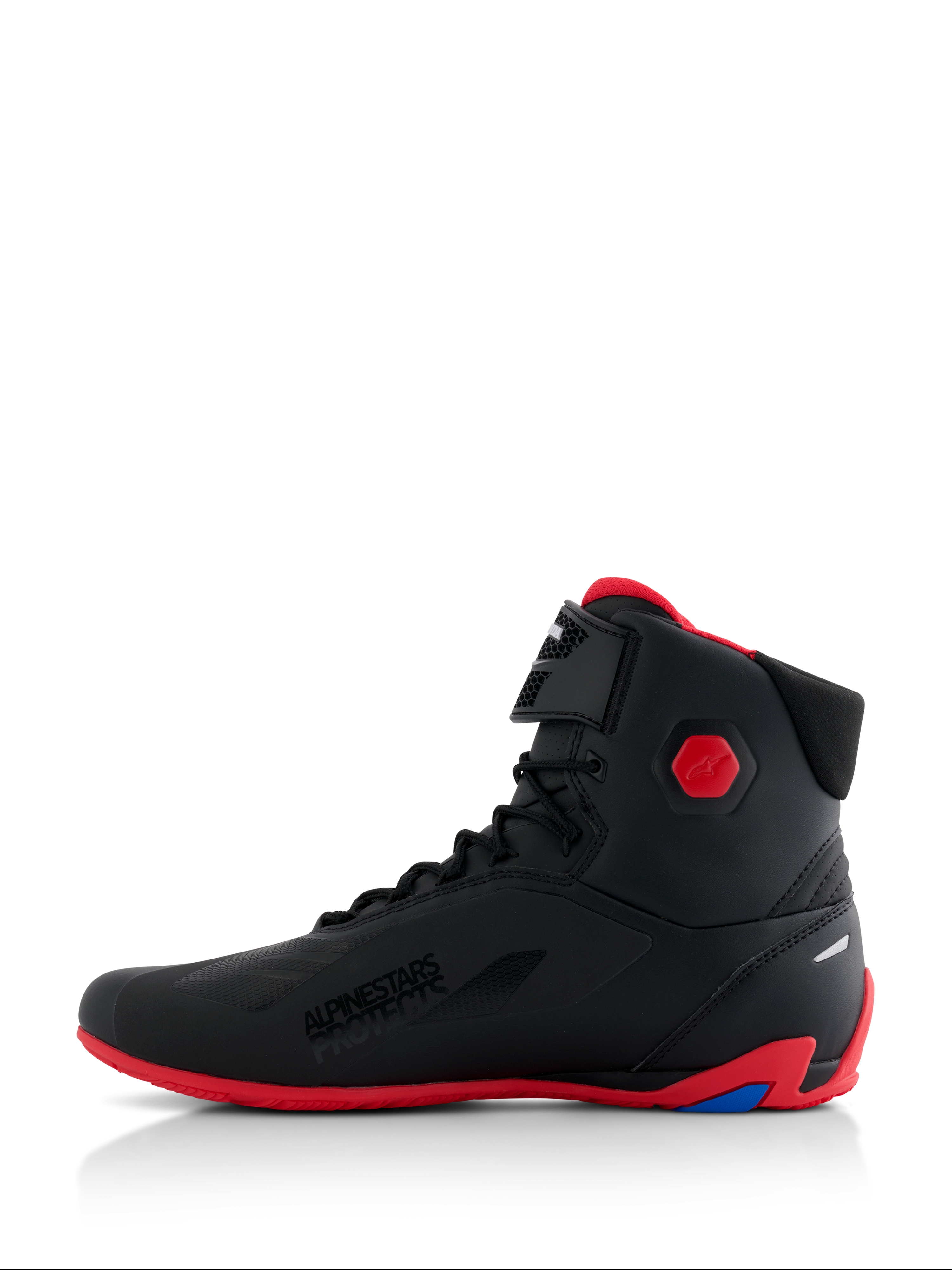 Buty Alpinestars Honda Faster-4, buty motocyklowe, czarno-czerwone, widok z profilu, z jaskrawoczerwoną podeszwą i sześciokątnym ochraniaczem kostki, wysokie sneakersy ze sznurowadłami i paskiem na rzep, branding „Alpinestars Protects”, smukłe obuwie wyczynowe do jazdy szosowej