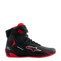 Buty Alpinestars Honda Faster-4, czarno-czerwone buty motocyklowe za kostkę, elegancka konstrukcja z mikrofibry z pasiastym logo gwiazdy, czerwona podeszwa i wyściełane wnętrze, branding Honda na pięcie, wyczynowe obuwie sportowe