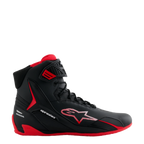 Buty Alpinestars Honda Faster-4, czarno-czerwone buty motocyklowe za kostkę, elegancka konstrukcja z mikrofibry z pasiastym logo gwiazdy, czerwona podeszwa i wyściełane wnętrze, branding Honda na pięcie, wyczynowe obuwie sportowe