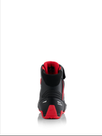 Alpinestars Honda Faster-4 Shoes, buty motocyklowe, czarno-czerwone, widok z tyłu ukazujący białe logo Honda i czerwony ochraniacz pięty TPU, wyściełany kołnierz z czerwoną podszewką z siatki, odblaskowe akcenty dla bezpieczeństwa