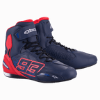 Alpinestars MM93 Austin Riding Shoe, granatowe buty motocyklowe z jaskrawoczerwonymi akcentami, wysokie obuwie z wyrazistym logo 93 z boku, zapięcie na sznurowadła i pasek na rzep, sportowy design do jazdy szosowej