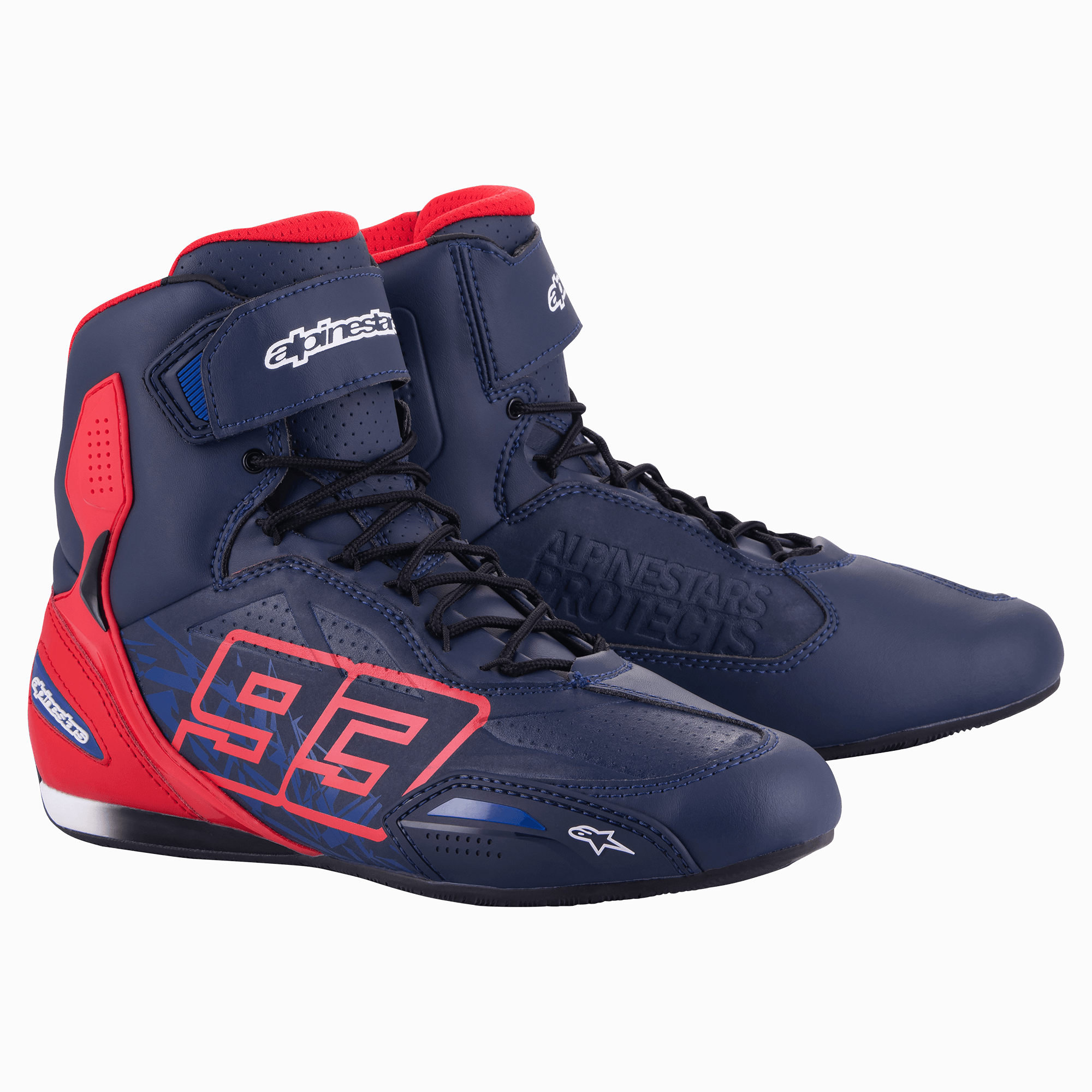Alpinestars MM93 Austin Riding Shoe, granatowe buty motocyklowe z jaskrawoczerwonymi akcentami, wysokie obuwie z wyrazistym logo 93 z boku, zapięcie na sznurowadła i pasek na rzep, sportowy design do jazdy szosowej
