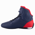 Alpinestars Austin Riding Shoe, Night Navy i Bright Red, widok z profilu prezentujący granatową cholewkę z mikrofibry z czerwonymi akcentami na pięcie i kołnierzu, czarne sznurowadła, wytłoczone logo „Alpinestars Protects”, wysokie buty motocyklowe