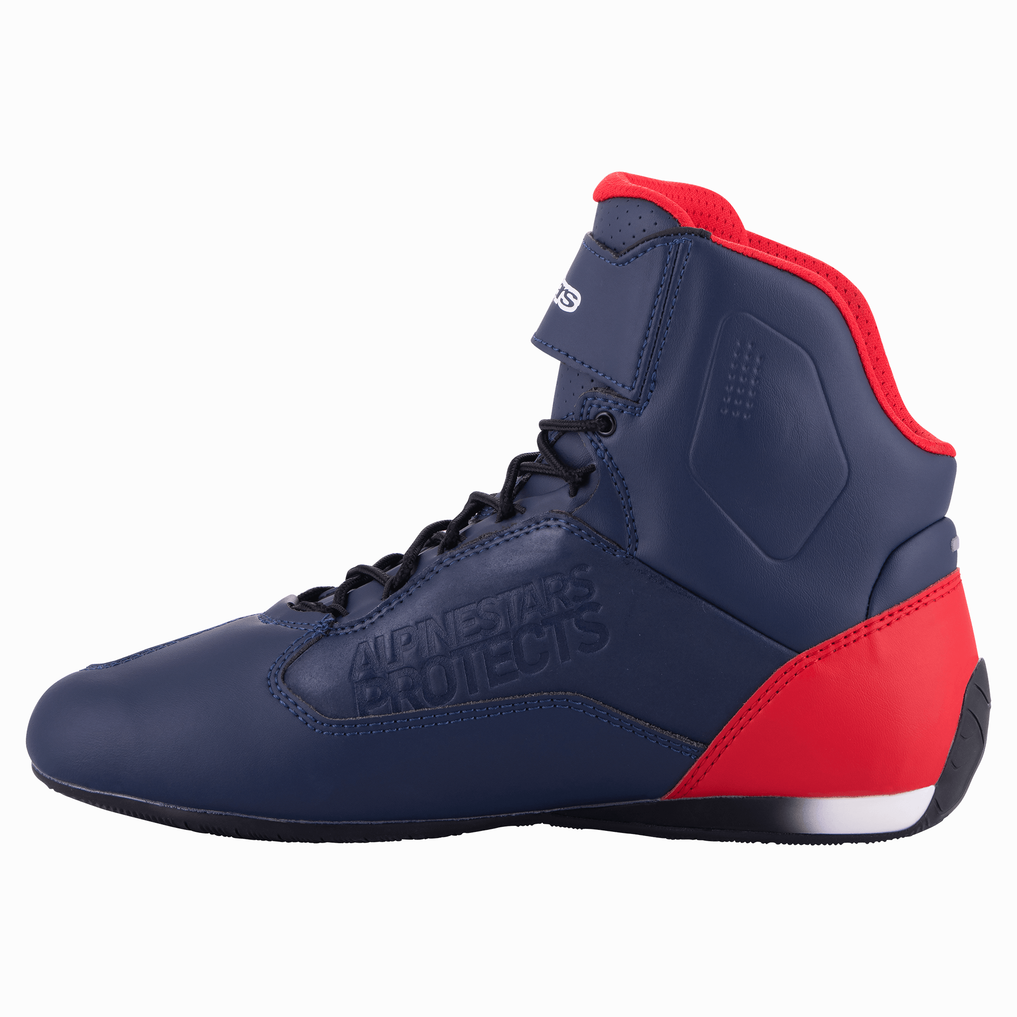 Alpinestars Austin Riding Shoe, Night Navy i Bright Red, widok z profilu prezentujący granatową cholewkę z mikrofibry z czerwonymi akcentami na pięcie i kołnierzu, czarne sznurowadła, wytłoczone logo „Alpinestars Protects”, wysokie buty motocyklowe