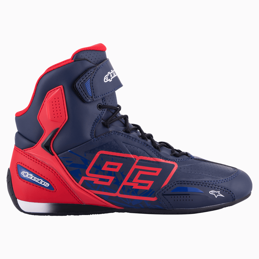 Alpinestars Austin Riding Shoe, wysokie buty motocyklowe typu sneaker, granatowe i jaskrawoczerwone, z grafiką numeru 93 MM93, sznurowane zapięcie z paskiem na rzep, sportowy design inspirowany wyścigami, konstrukcja z mikrofibry