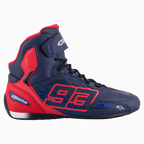 Alpinestars Austin Riding Shoe, wysokie buty motocyklowe typu sneaker, granatowe i jaskrawoczerwone, z grafiką numeru 93 MM93, sznurowane zapięcie z paskiem na rzep, sportowy design inspirowany wyścigami, konstrukcja z mikrofibry