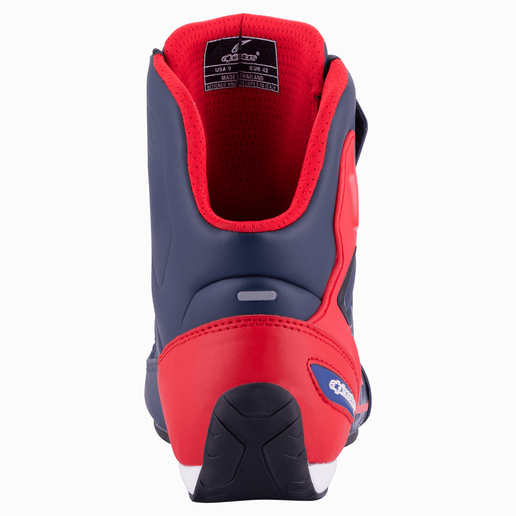 Alpinestars Austin Riding Shoe, granatowy i jaskrawoczerwony, widok z tyłu pokazujący wzmocniony ochraniacz pięty z TPU, czerwoną wyściółkę z siateczki i teksturowaną gumową podeszwę, sportowe obuwie motocyklowe