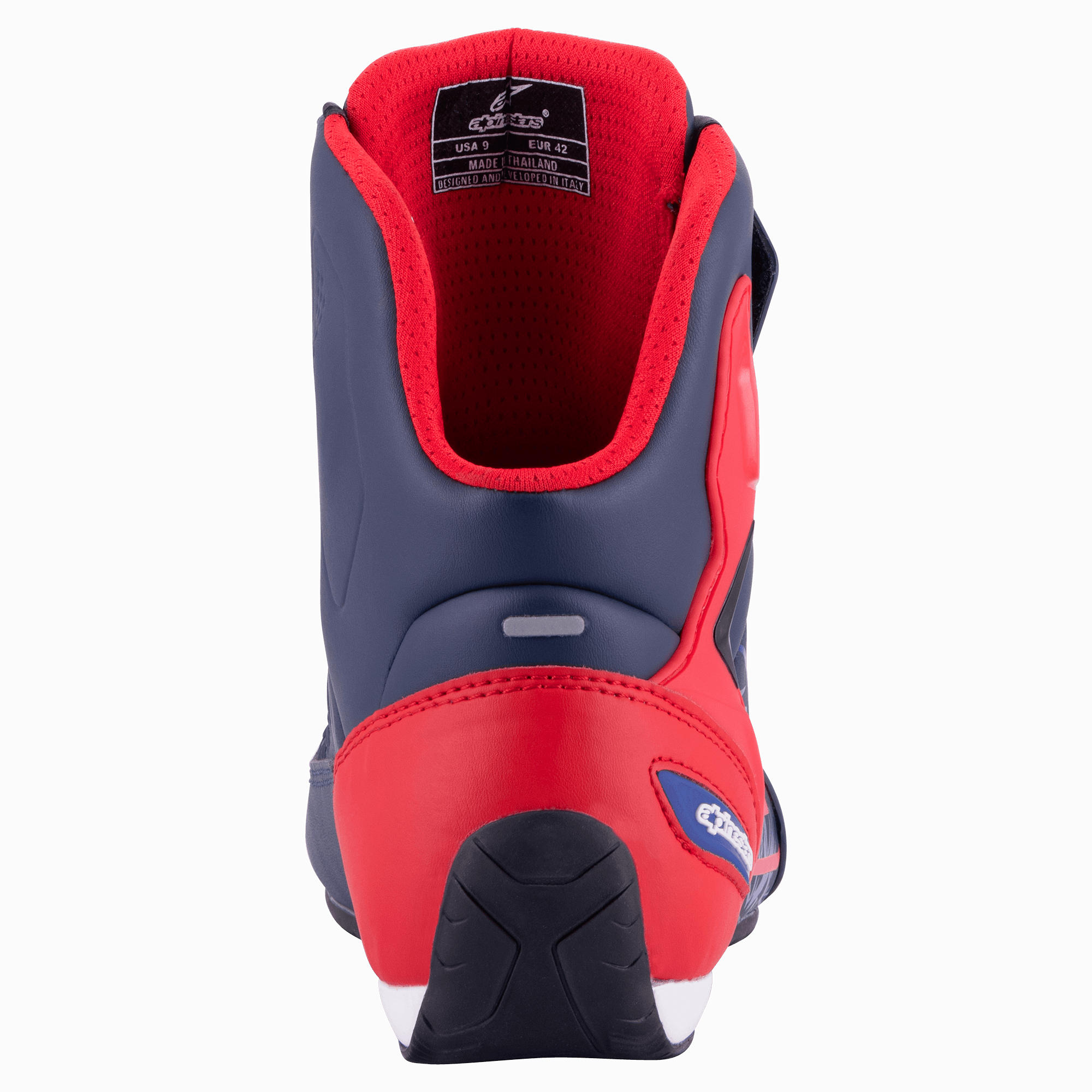 Alpinestars Austin Riding Shoe, granatowy i jaskrawoczerwony, widok z tyłu pokazujący wzmocniony ochraniacz pięty z TPU, czerwoną wyściółkę z siateczki i teksturowaną gumową podeszwę, sportowe obuwie motocyklowe