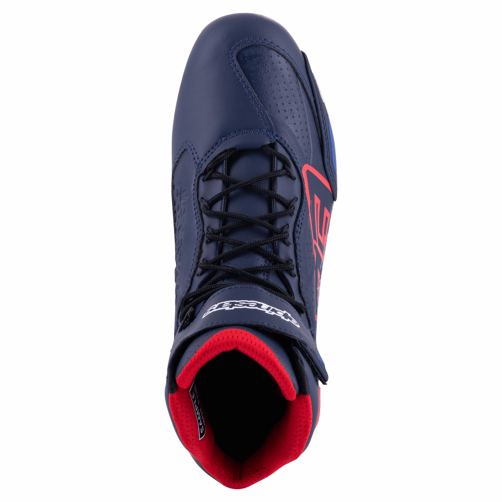 Buty motocyklowe Alpinestars Austin, granatowe i jaskrawoczerwone, widok z góry przedstawiający czarne sznurowadła, czerwoną wyściółkę z siateczki oraz granatową konstrukcję z mikrofibry z czerwonymi akcentami logo