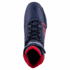 Buty motocyklowe Alpinestars Austin, granatowe i jaskrawoczerwone, widok z góry przedstawiający czarne sznurowadła, czerwoną wyściółkę z siateczki oraz granatową konstrukcję z mikrofibry z czerwonymi akcentami logo