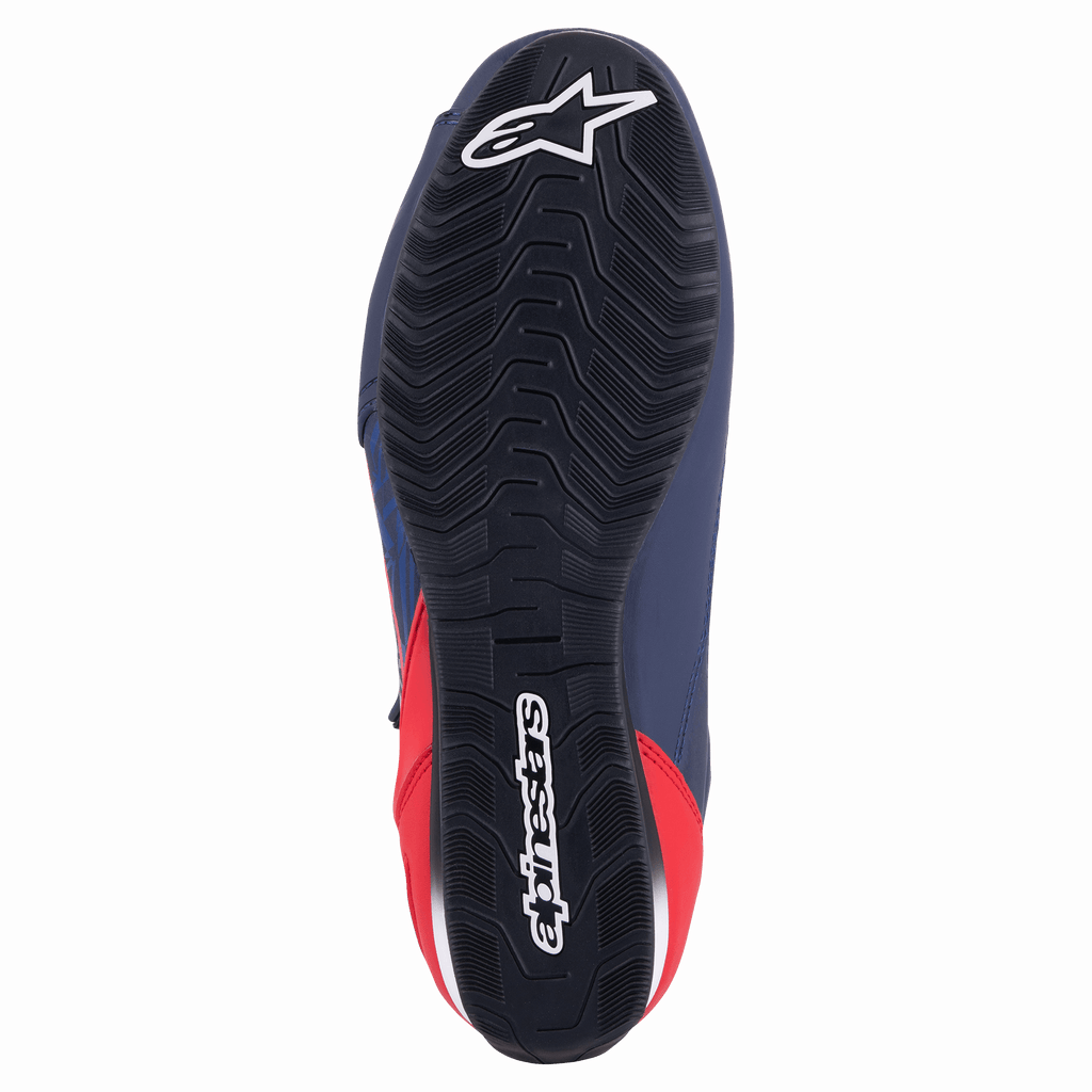 Alpinestars Austin Riding Shoe, kolor Night Navy i Bright Red, widok od dołu pokazujący czarną gumową podeszwę zewnętrzną z teksturowanym, falistym bieżnikiem i białym logo Alpinestars