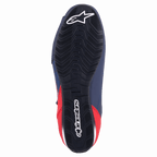 Alpinestars Austin Riding Shoe, kolor Night Navy i Bright Red, widok od dołu pokazujący czarną gumową podeszwę zewnętrzną z teksturowanym, falistym bieżnikiem i białym logo Alpinestars
