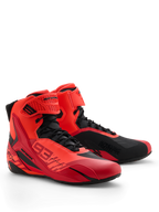 Buty Alpinestars MM93 Faster-4, buty motocyklowe, czerwony fluo, jaskrawy czerwony i czarny, widok z przodu i z prawej strony, branding Marc Marquez 93, tradycyjne sznurowanie z paskiem na rzep, sportowy design z ochronnymi akcentami TPU i lekką konstrukcją z mikrofibry