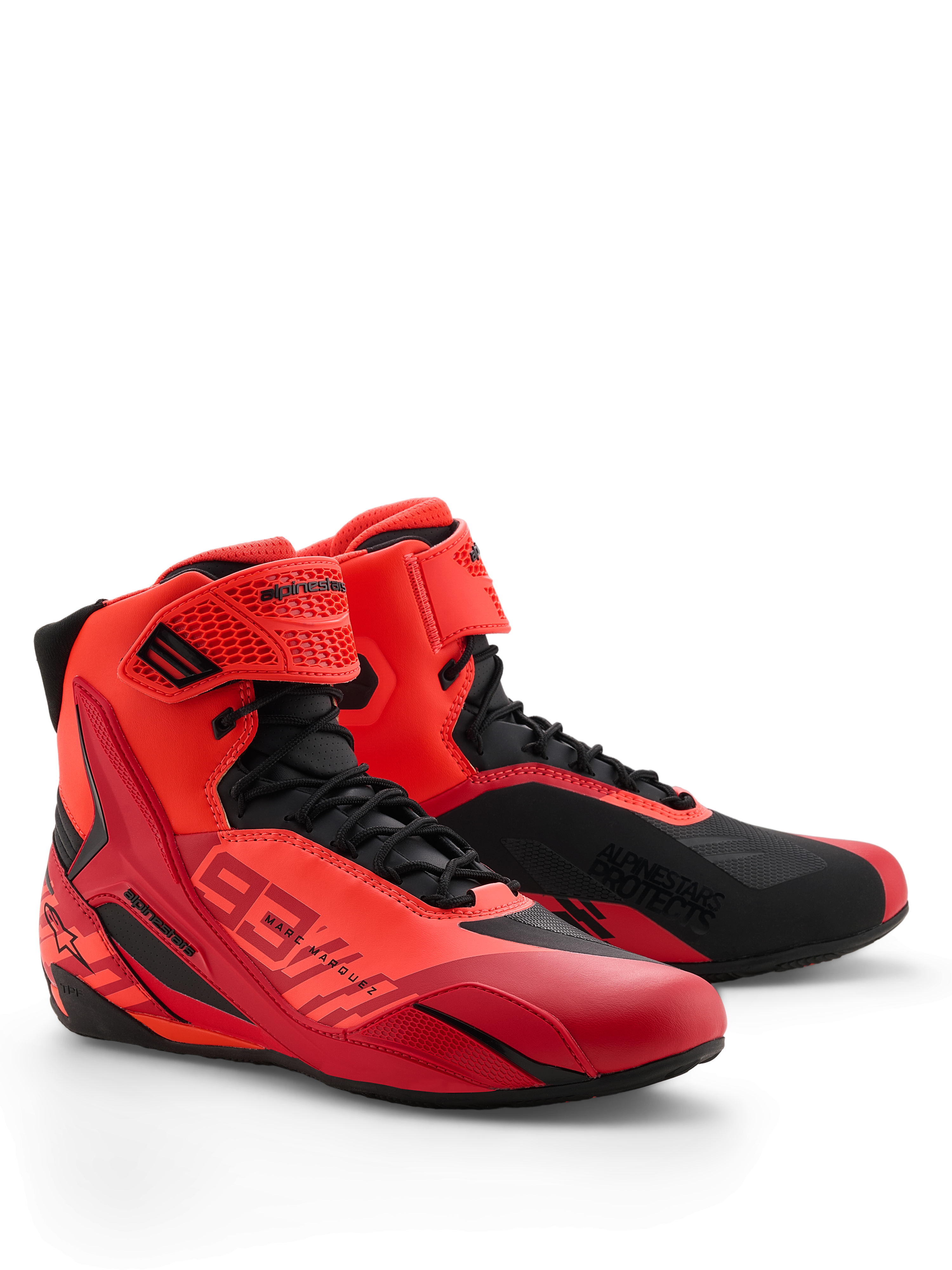 Buty Alpinestars MM93 Faster-4, buty motocyklowe, czerwony fluo, jaskrawy czerwony i czarny, widok z przodu i z prawej strony, branding Marc Marquez 93, tradycyjne sznurowanie z paskiem na rzep, sportowy design z ochronnymi akcentami TPU i lekką konstrukcją z mikrofibry