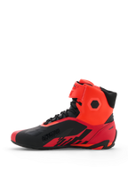 Buty Alpinestars MM93 Faster-4, buty motocyklowe, czerwone fluo i czarne, widok z boku ukazujący techniczną konstrukcję z mikrofibry, sznurowane zapięcie z paskiem na rzep przy kostce, branding „ALPINESTARS PROTECTS” z boku, sportowy design do jazdy szosowej