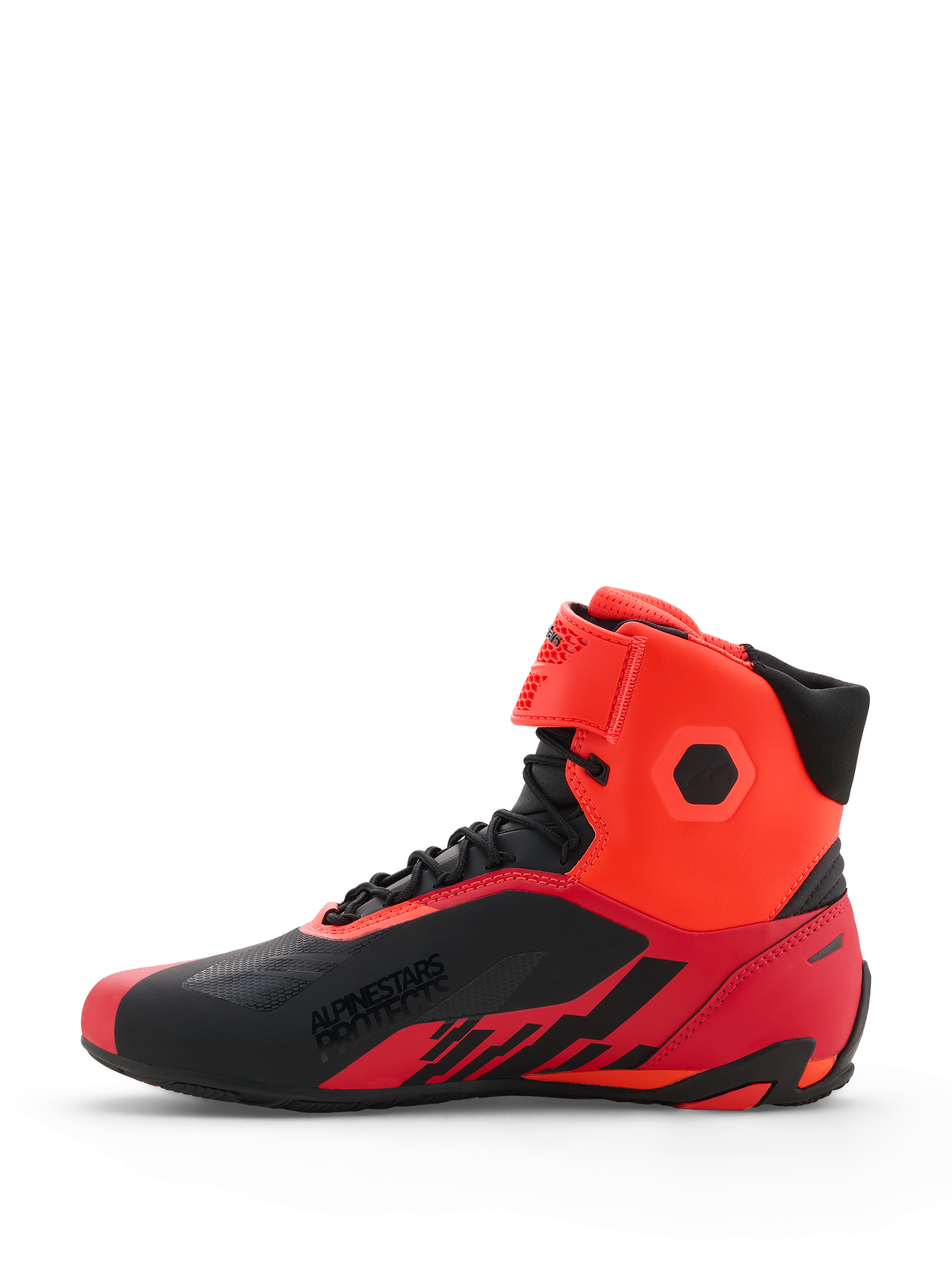 Buty Alpinestars MM93 Faster-4, buty motocyklowe, czerwone fluo i czarne, widok z boku ukazujący techniczną konstrukcję z mikrofibry, sznurowane zapięcie z paskiem na rzep przy kostce, branding „ALPINESTARS PROTECTS” z boku, sportowy design do jazdy szosowej