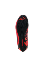 Buty Alpinestars MM93 Faster-4, buty motocyklowe, czerwony fluo, jaskrawoczerwony i czarny, widok podeszwy ukazujący teksturowany gumowy wzór bieżnika, czerwone logo Alpinestars na pięcie i przedniej części stopy, wysokiej klasy sportowy i wyścigowy design