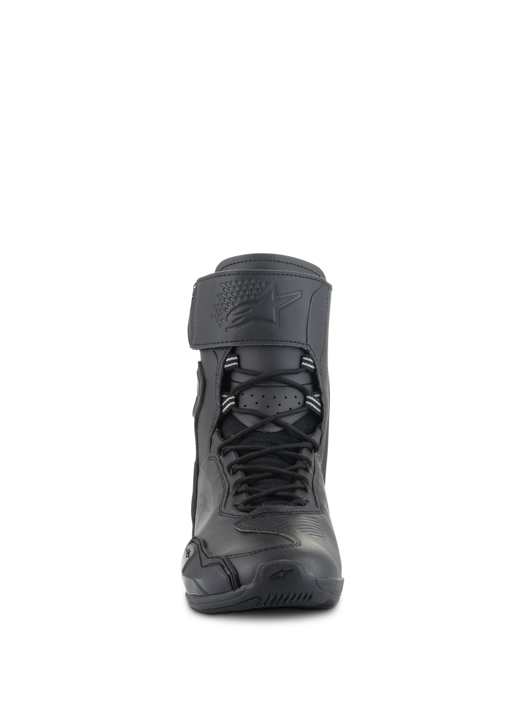 Buty motocyklowe Alpinestars Superfaster, Black Black, widok z przodu wysokiego obuwia motocyklowego z systemem szybkiego sznurowania, szerokim górnym paskiem z wytłoczonym logo i opływową konstrukcją ochronną