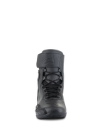 Buty motocyklowe Alpinestars Superfaster, Black Black, widok z przodu wysokiego obuwia motocyklowego z systemem szybkiego sznurowania, szerokim górnym paskiem z wytłoczonym logo i opływową konstrukcją ochronną