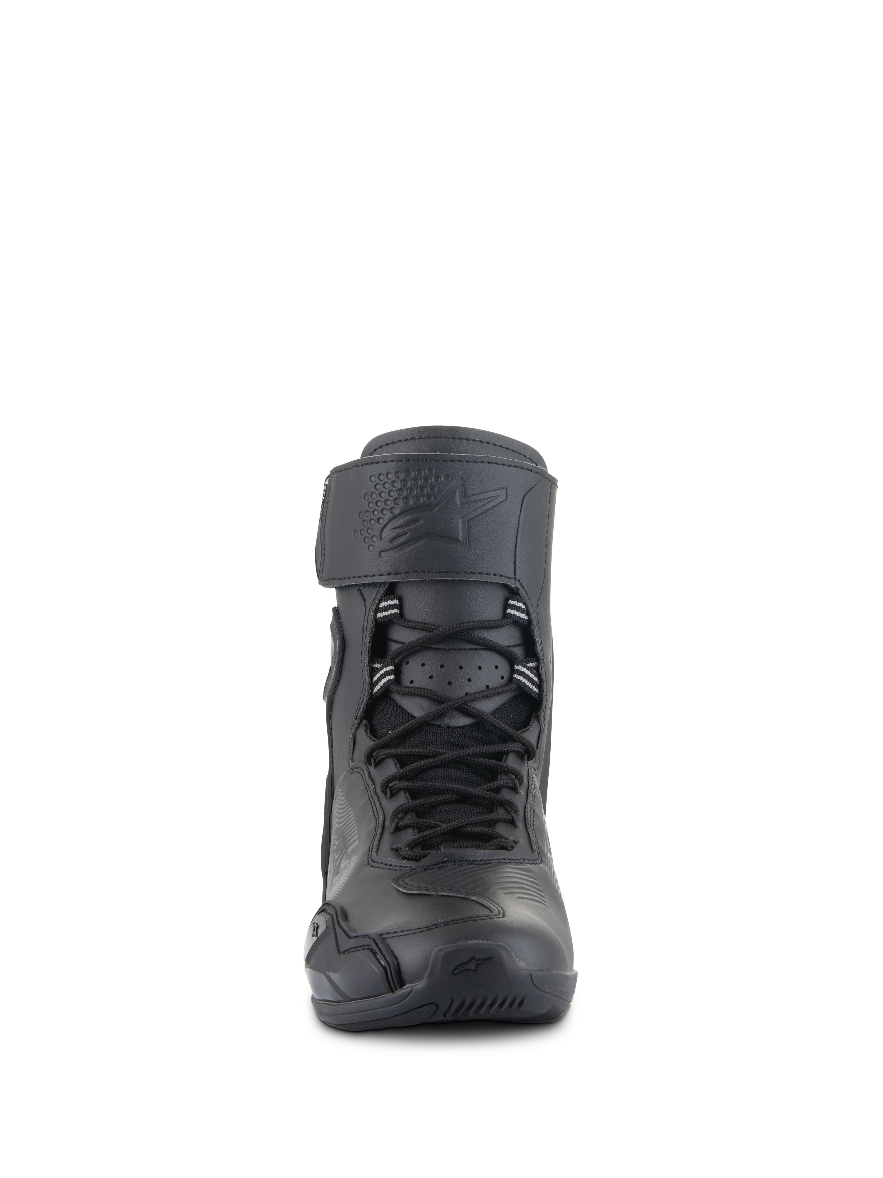 Buty motocyklowe Alpinestars Superfaster, Black Black, widok z przodu wysokiego obuwia motocyklowego z systemem szybkiego sznurowania, szerokim górnym paskiem z wytłoczonym logo i opływową konstrukcją ochronną