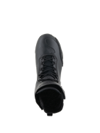 Buty Alpinestars Superfaster, buty motocyklowe, całe czarne, widok z góry podkreślający system szybkiego sznurowania i wysoki kołnierz, smukły techniczny design ze wzmocnionym obszarem palców.