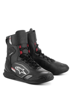 Buty Alpinestars Superfaster, buty motocyklowe, czarno-szaro-jaskrawoczerwone, wysoki profil ze zintegrowaną ochroną piszczeli i kostek, system szybkiego sznurowania, smukły sportowy design z logo Alpinestars