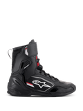 Buty Alpinestars Superfaster, wysokie buty motocyklowe, czarno-szare z jaskrawoczerwonymi akcentami, widok z profilu z białym logo Alpinestars, wzmocniona ochrona kostki i pięty, system sznurowania z górnym paskiem