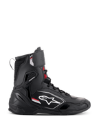Buty Alpinestars Superfaster, wysokie buty motocyklowe w kolorze czarnym, szarym i jasnoczerwonym, widok z boku z białym logo Alpinestars, czerwone akcenty sznurowadeł oraz zintegrowane panele ochronne wspierające kostkę i piętę.