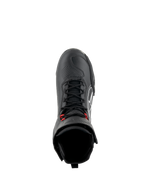 Buty Alpinestars Superfaster, buty motocyklowe w kolorze czarno-szaro-czerwonym, widok z góry prezentujący czarne szybkie sznurowadła z czerwonymi akcentami, wzmocnioną osłonę palców oraz wysoki kołnierz kostki, techniczne obuwie do jazdy szosowej i sportowej