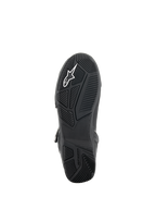 Buty Alpinestars Superfaster, czarno-szaro-jasnoczerwone, widok od dołu na czarną gumową podeszwę z technicznym wzorem bieżnika zapewniającym przyczepność, zintegrowaną ramą ochronną TPF i białym logo Alpinestars.