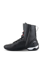 Buty Alpinestars Superfaster, wysokie buty motocyklowe, czarne z jaskrawoczerwonymi i białymi akcentami, wyposażone w zamek błyskawiczny po wewnętrznej stronie, system szybkiego sznurowania oraz wzmocniony zapiętek TPU, smukły sportowy design do jazdy szosowej i sportowej