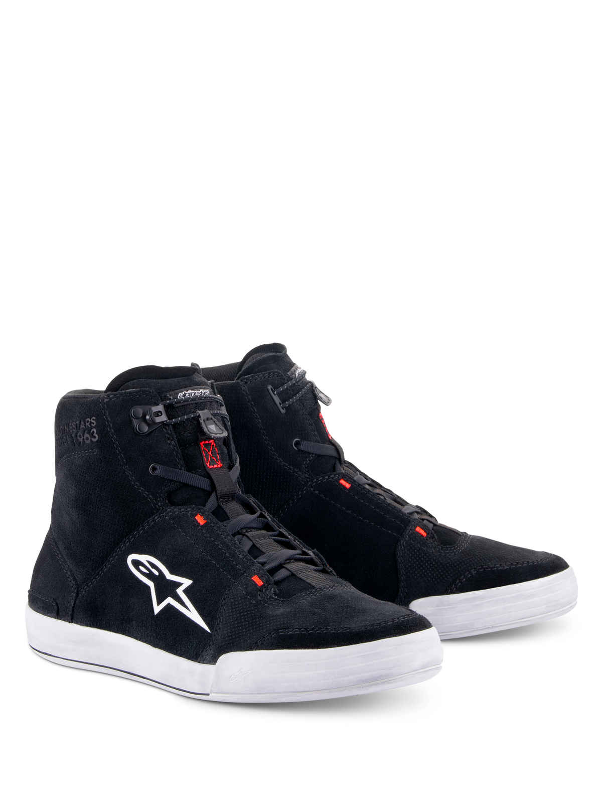 Alpinestars Chrome Shoes, buty motocyklowe, czarne i chłodnoszare z czerwonymi akcentami fluo, wysoka cholewka, cholewka z zamszu z białą gumową podeszwą, białe logo z boku, szybkie elastyczne zapięcie, miejski styl streetwearowy