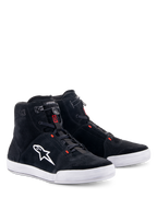 Alpinestars Chrome Shoes, buty motocyklowe, czarne i chłodnoszare z czerwonymi akcentami fluo, wysoka cholewka, cholewka z zamszu z białą gumową podeszwą, białe logo z boku, szybkie elastyczne zapięcie, miejski styl streetwearowy