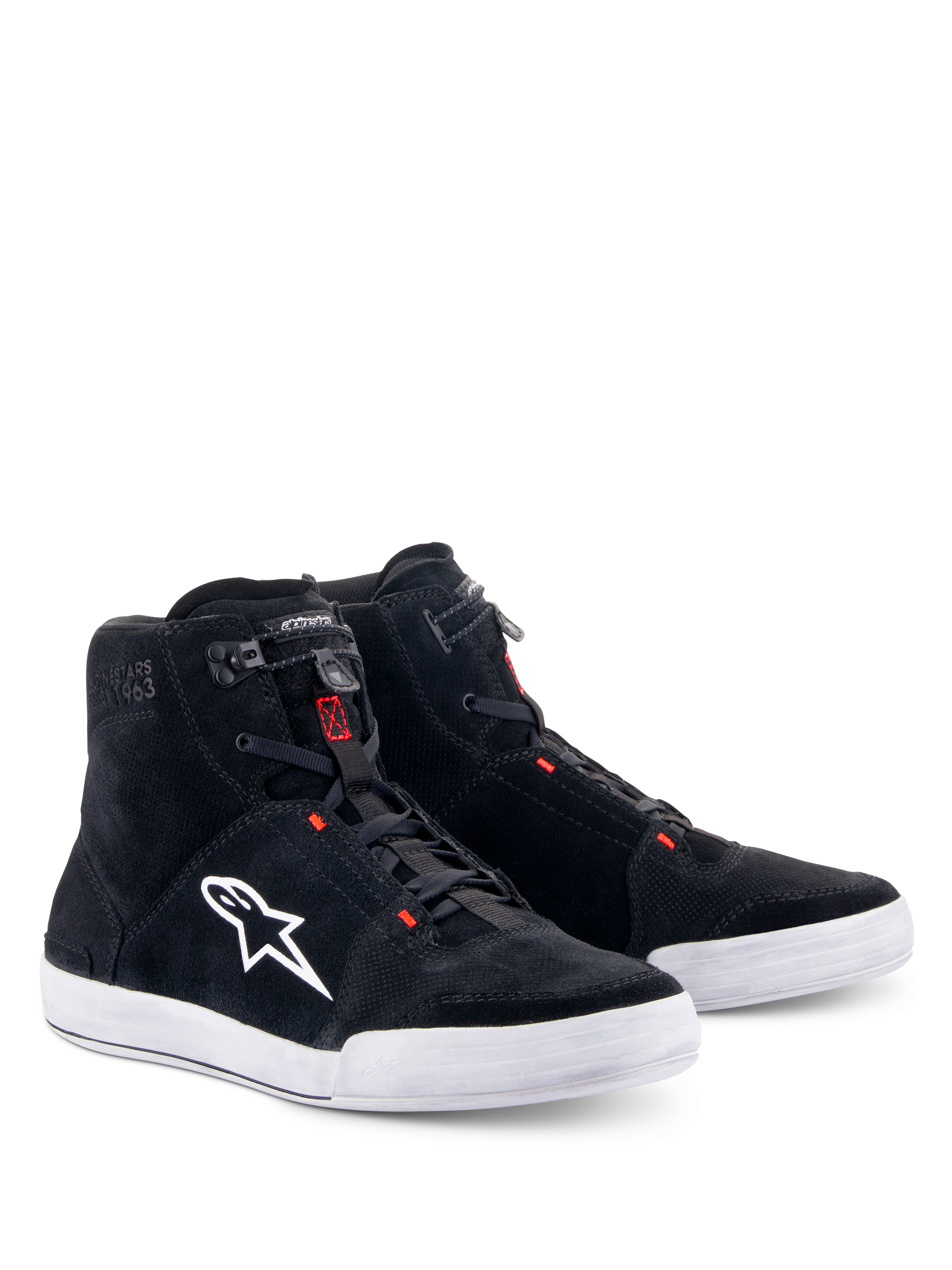 Alpinestars Chrome Shoes, buty motocyklowe, czarne i chłodnoszare z czerwonymi akcentami fluo, wysoka cholewka, cholewka z zamszu z białą gumową podeszwą, białe logo z boku, szybkie elastyczne zapięcie, miejski styl streetwearowy