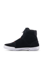 Alpinestars Chrome Shoes, motocyklowe buty do jazdy, czarne i ciemnoszare z czerwonymi akcentami fluo, widok z boku, zamszowa konstrukcja i biała gumowa podeszwa, miejski fason sneakersów