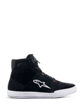 Alpinestars Chrome Shoes, miejskie buty motocyklowe, czarno-białe z neonowymi czerwonymi akcentami, profil boczny z konstrukcją z zamszu, duże białe logo A-star, biała gumowa podeszwa i sylwetka inspirowana codziennymi sneakersami do jazdy miejskiej