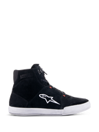 Alpinestars Chrome Shoes, miejskie buty motocyklowe, czarno-białe z neonowymi czerwonymi akcentami, profil boczny z konstrukcją z zamszu, duże białe logo A-star, biała gumowa podeszwa i sylwetka inspirowana codziennymi sneakersami do jazdy miejskiej
