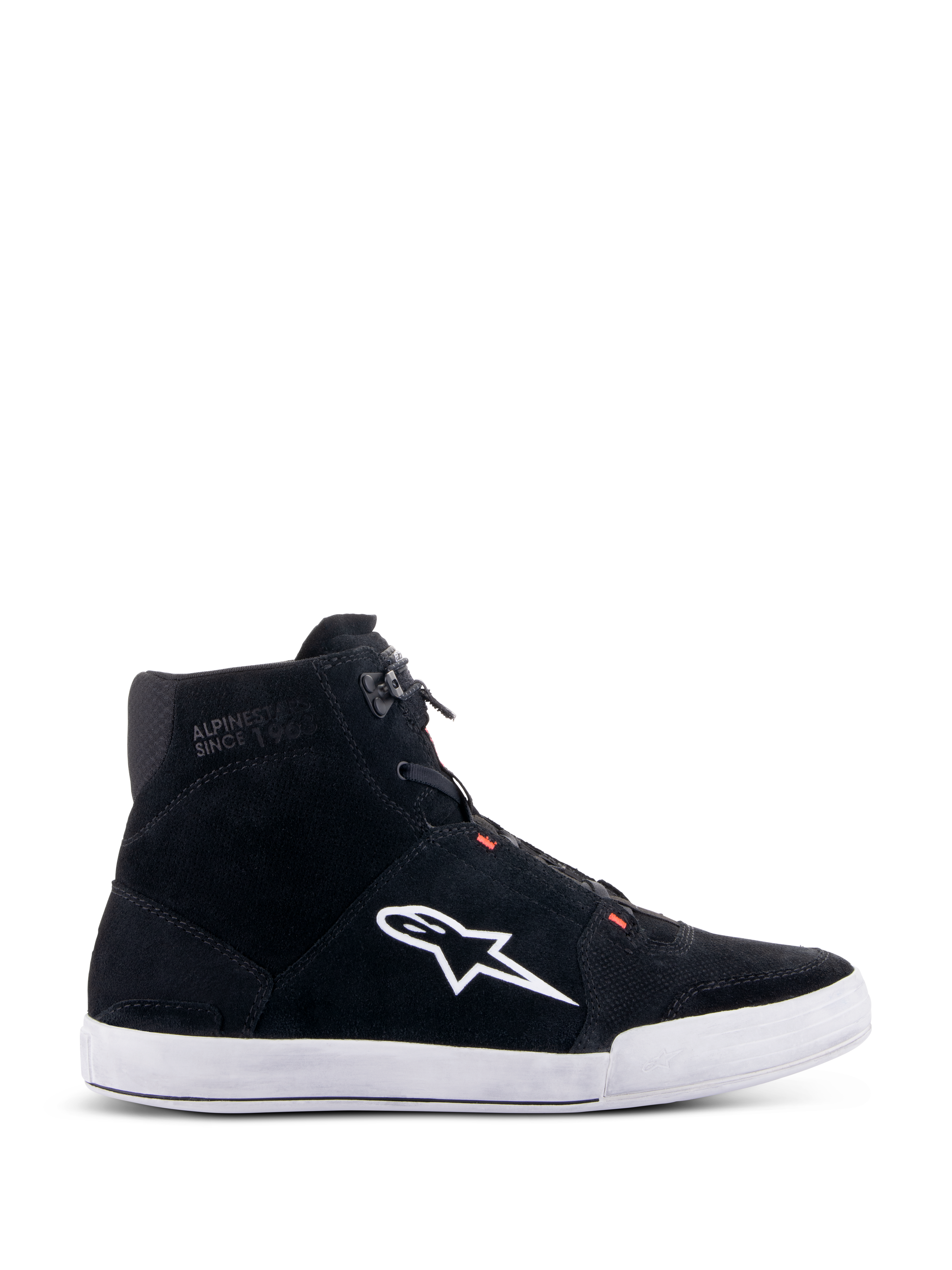 Alpinestars Chrome Shoes, miejskie buty motocyklowe, czarno-białe z neonowymi czerwonymi akcentami, profil boczny z konstrukcją z zamszu, duże białe logo A-star, biała gumowa podeszwa i sylwetka inspirowana codziennymi sneakersami do jazdy miejskiej