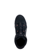 Buty Alpinestars Chrome, czarne buty motocyklowe, widok z góry prezentujący zamszową cholewkę z czerwonymi akcentami fluo, miejski styl casual z elastycznym zapięciem u góry i białym logo z boku