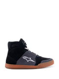 Alpinestars Chrome Shoes, wysokie sneakersy motocyklowe, zamszowa cholewka w kolorze czarnym i szarym (asphalt gray), brązowa gumowa podeszwa, białe logo gwiazdy z boku, białe sznurowadła, swobodny miejski styl ze zintegrowanymi funkcjami ochronnymi