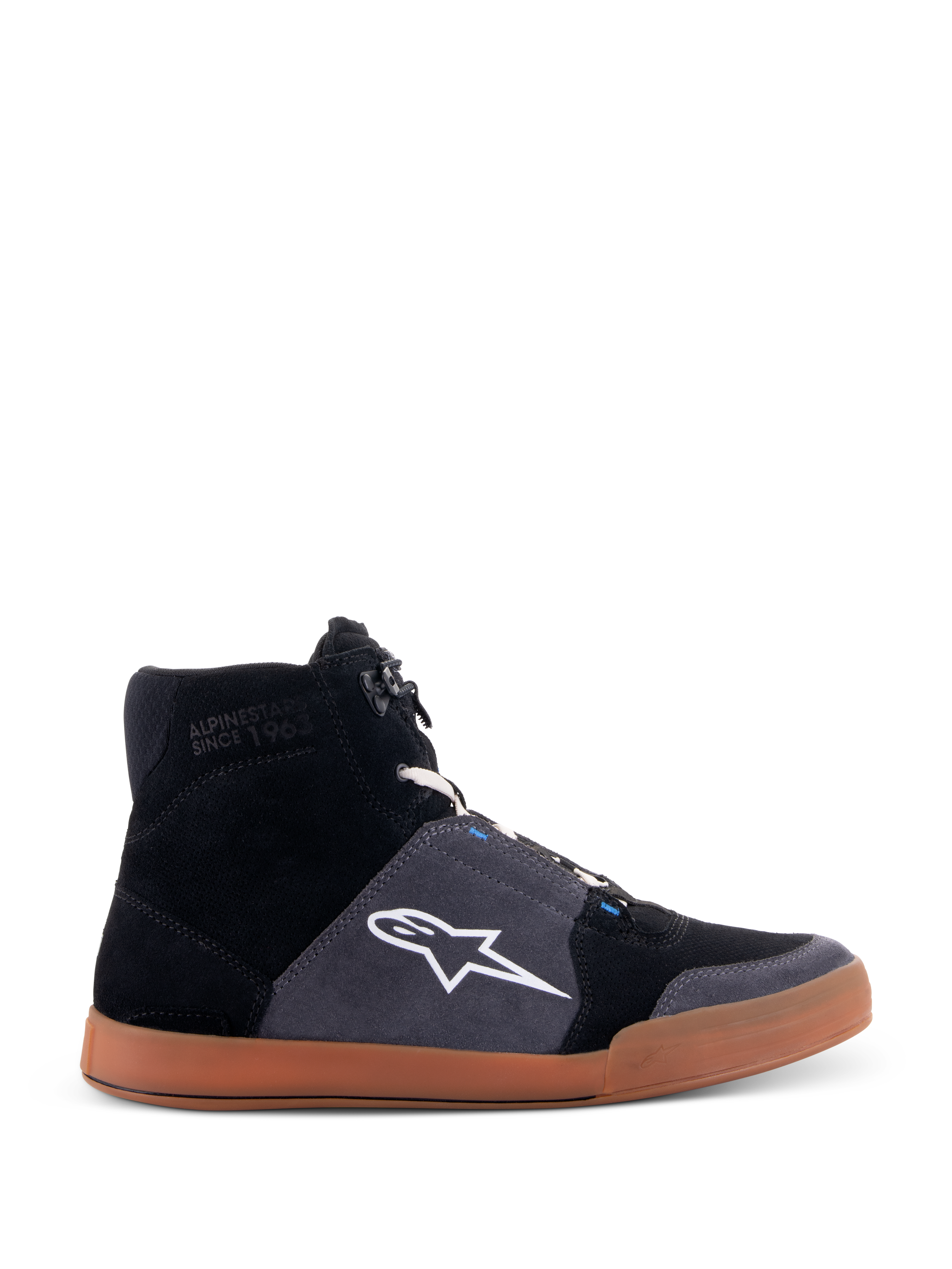 Alpinestars Chrome Shoes, wysokie sneakersy motocyklowe, zamszowa cholewka w kolorze czarnym i szarym (asphalt gray), brązowa gumowa podeszwa, białe logo gwiazdy z boku, białe sznurowadła, swobodny miejski styl ze zintegrowanymi funkcjami ochronnymi