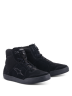 Buty Alpinestars Chrome Air, buty motocyklowe, czarne, widok z przodu pod kątem, cholewka z zamszu i siatki z logo Alpinestars z boku, miejski design wysokich trampków do jazdy szosowej