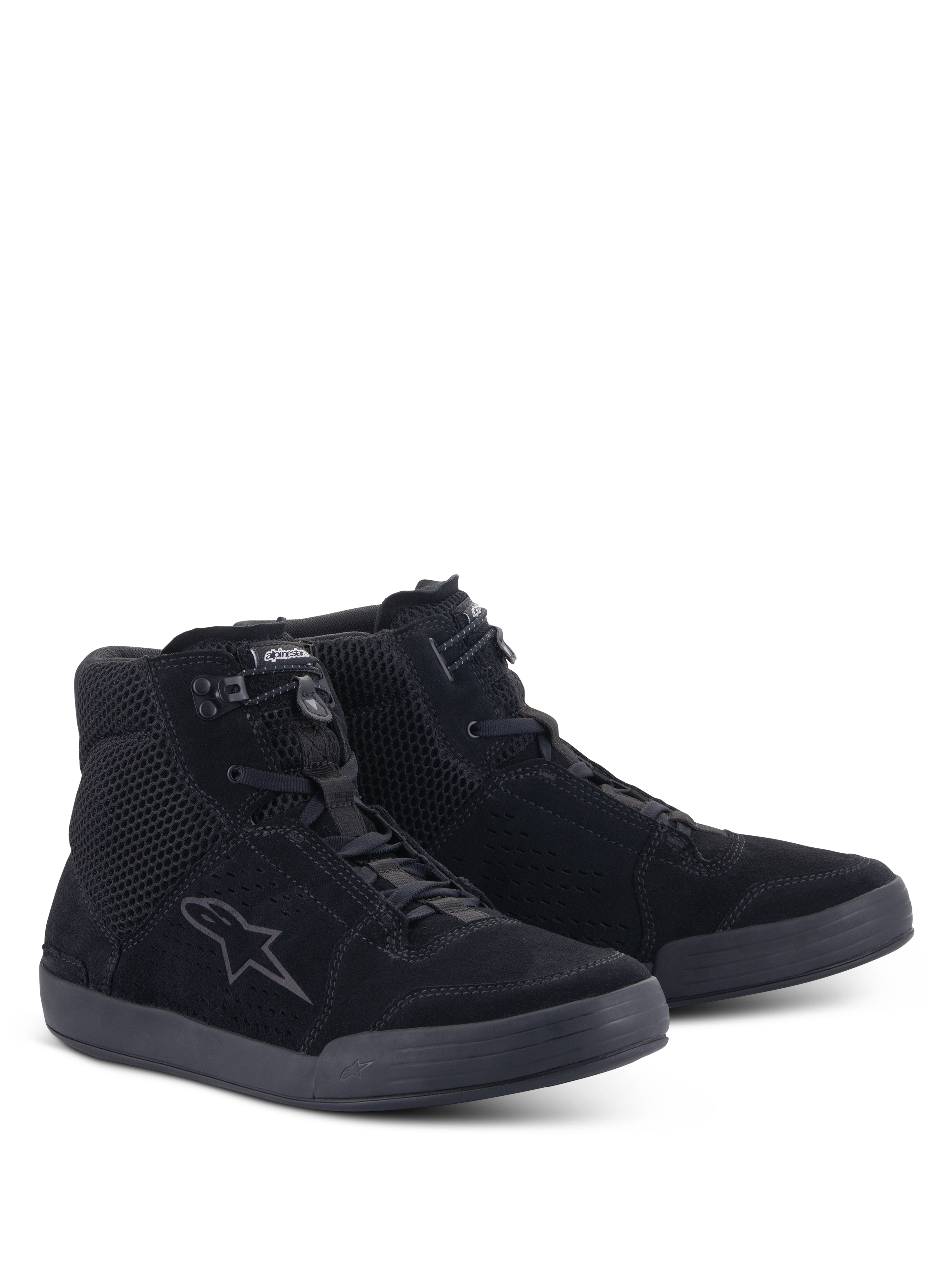 Buty Alpinestars Chrome Air, buty motocyklowe, czarne, widok z przodu pod kątem, cholewka z zamszu i siatki z logo Alpinestars z boku, miejski design wysokich trampków do jazdy szosowej