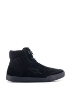 Buty Alpinestars Chrome Air, miejskie buty motocyklowe, czarne, widok z boku, cholewka z zamszu i siatki, sylwetka codziennych sneakersów ze zintegrowaną ochroną kostki do jazdy szosowej.