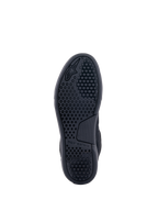 Buty Alpinestars Chrome Air, czarne, widok od dołu pokazujący podeszwę zewnętrzną ze szczegółowym sześciokątnym wzorem bieżnika, wytłoczone logo i nazwa Alpinestars, wytrzymała gumowa podeszwa do miejskiej jazdy motocyklowej